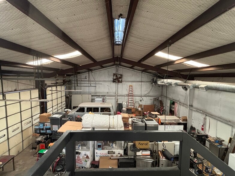 More Photos Of 700 S Stemmons Fwy, Sanger Flex For Lease