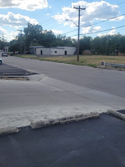 More Photos Of 136 W Nacogdoches St, New Braunfels Service For Sale