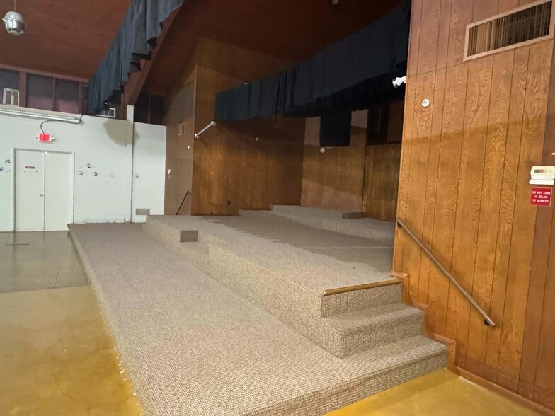 More Photos Of 1810 E Broadway Ave, Enid Flex For Sale