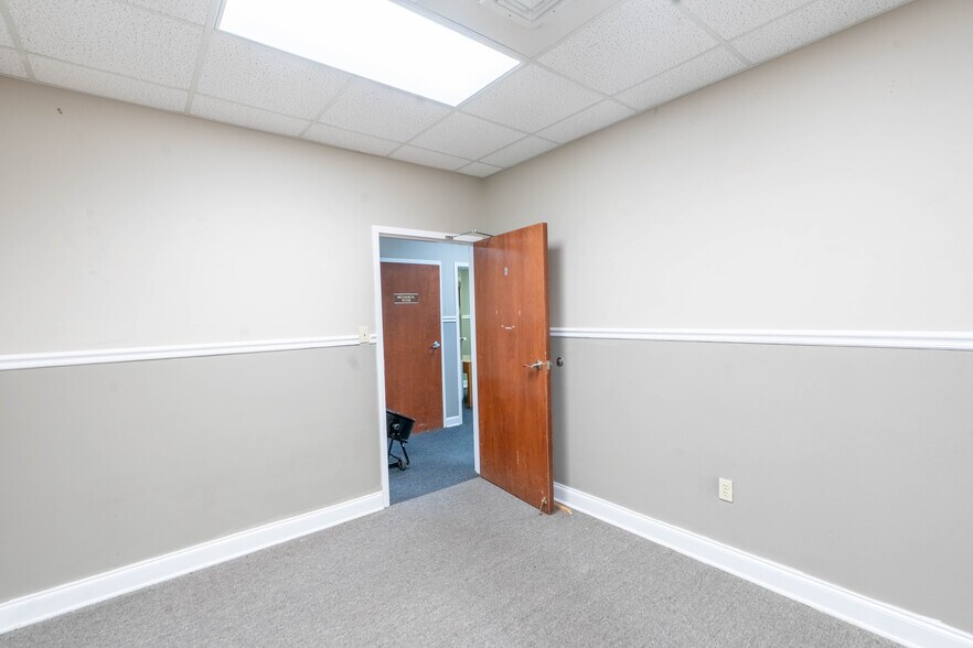 More Photos Of 819 Newman Dr, Helena Office For Sale