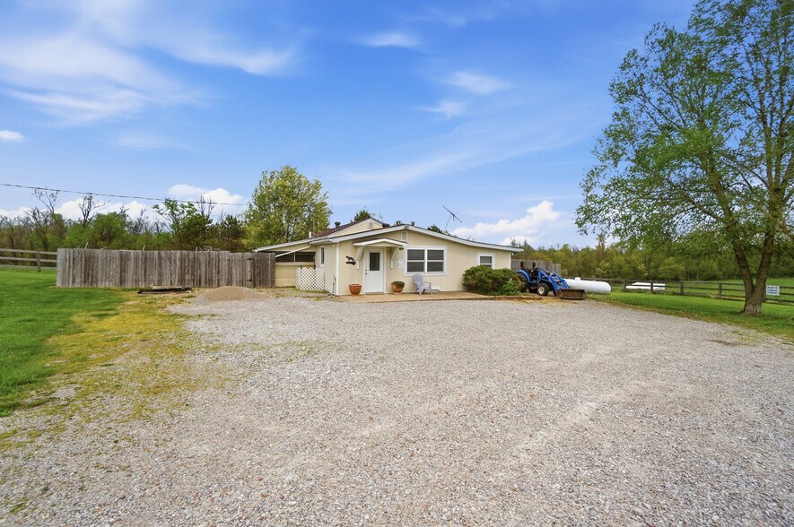 More Photos Of 1532 Eads Rd, Verona Flex For Sale