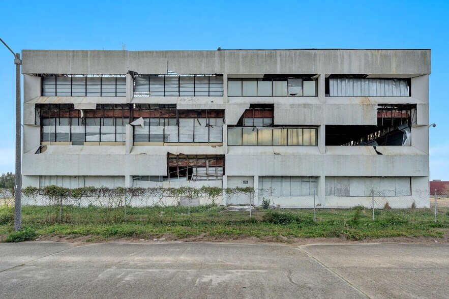 More Photos Of 6700 Plaza Dr, New Orleans Office For Sale