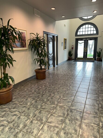 More Photos Of 1636 N Hampton Rd, DeSoto Office For Lease