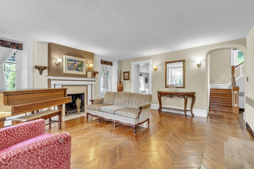 More Photos Of 277 W Baltimore Pike, Media Office For Sale