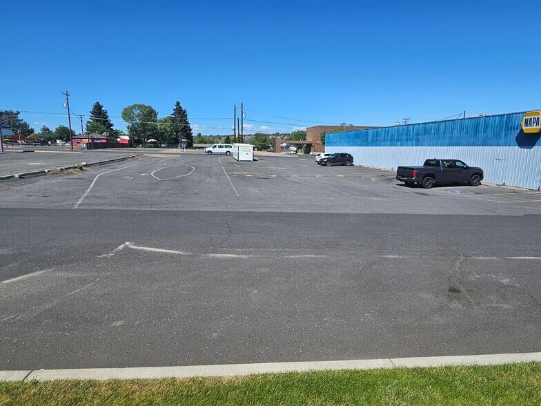 More Photos Of 646 SW Palmain Pl, Madras Storefront For Sale