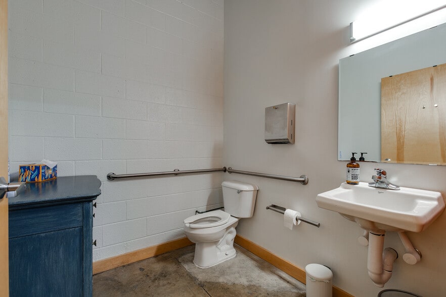 More Photos Of 3310 W Clay St, Richmond Showroom For Lease