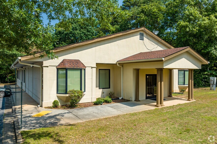 Primary Photo Of 7446 Covington Hwy, Lithonia Medical For Sale