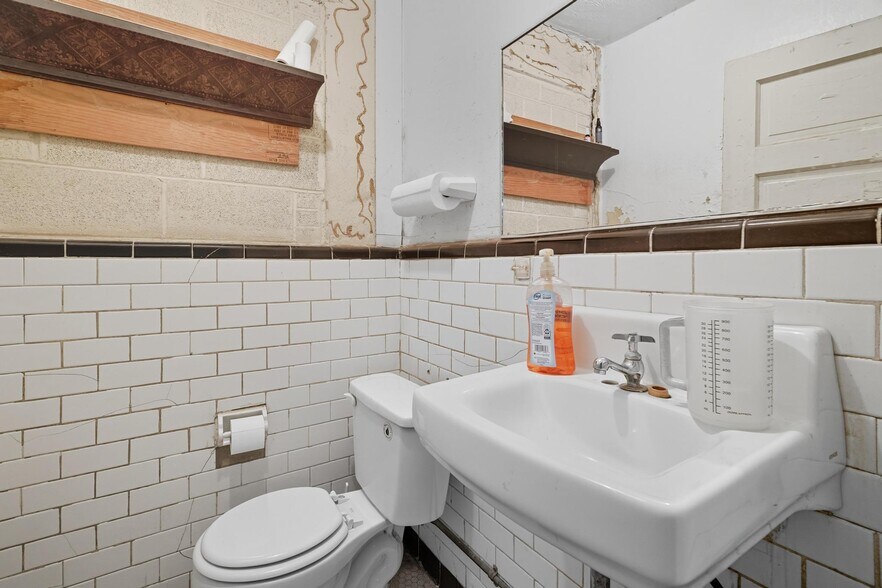 More Photos Of 257 Butternut St, Abilene Showroom For Lease