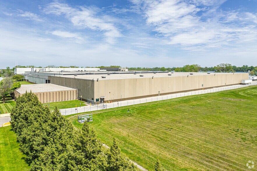 More Photos Of 17423 W Jefferson Ave, Riverview Industrial For Sale