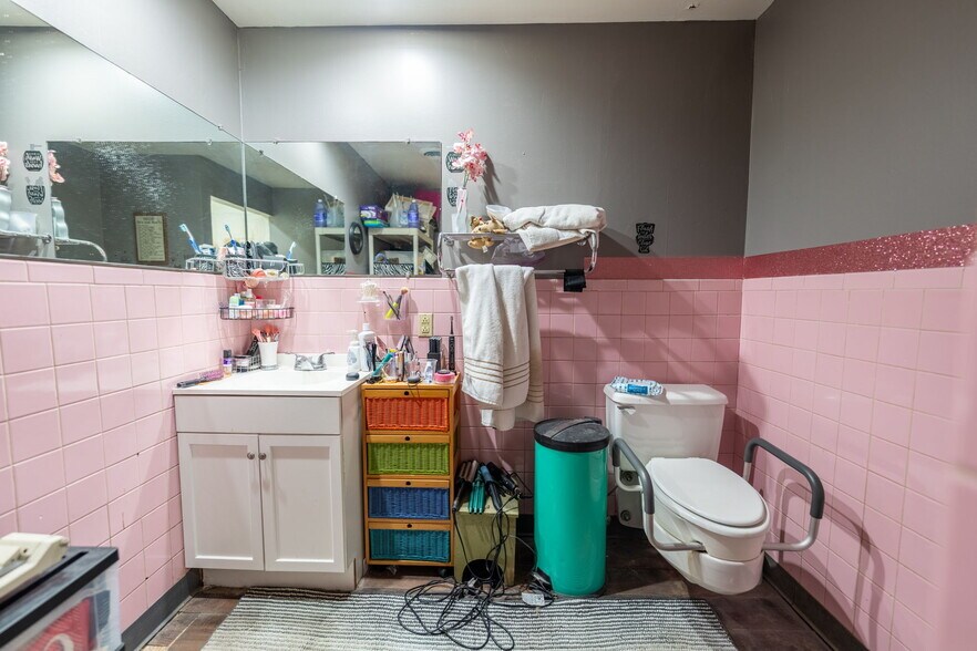 More Photos Of 729 Allegheny River Blvd, Verona Storefront For Sale