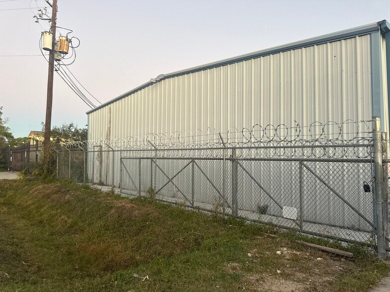 More Photos Of 4823 Winfield Rd, Houston Manufacturing For Lease