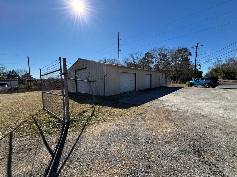 More Photos Of 262 Ash St, Cochran Warehouse For Sale