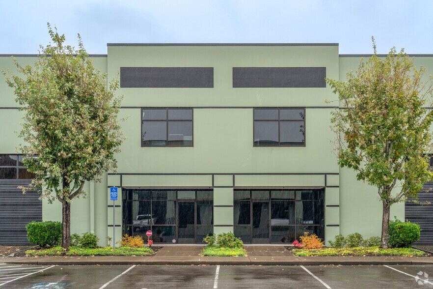 More Photos Of 16745 SE Kens Ct, Milwaukie Warehouse For Lease