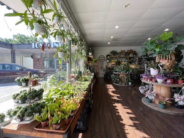 More Photos Of 3729-3749 W University Ave, Gainesville General Retail For Lease