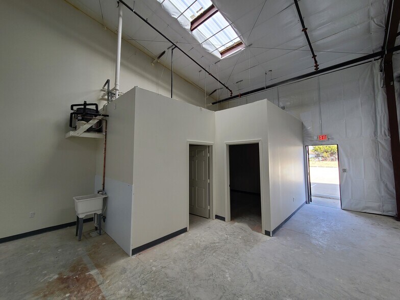 More Photos Of 5140 Dexham Rd, Rowlett Warehouse For Lease