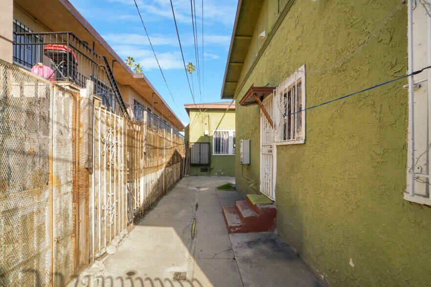 More Photos Of 606 W 81st St, Los Angeles Apartments For Sale