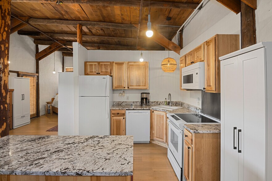 More Photos Of 680 S Highway 191, Bluff Storefront For Sale