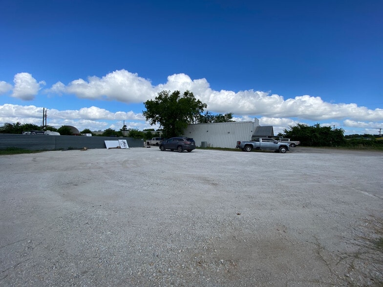 More Photos Of 8491 US Highway 281 N, Spring Branch Showroom For Lease