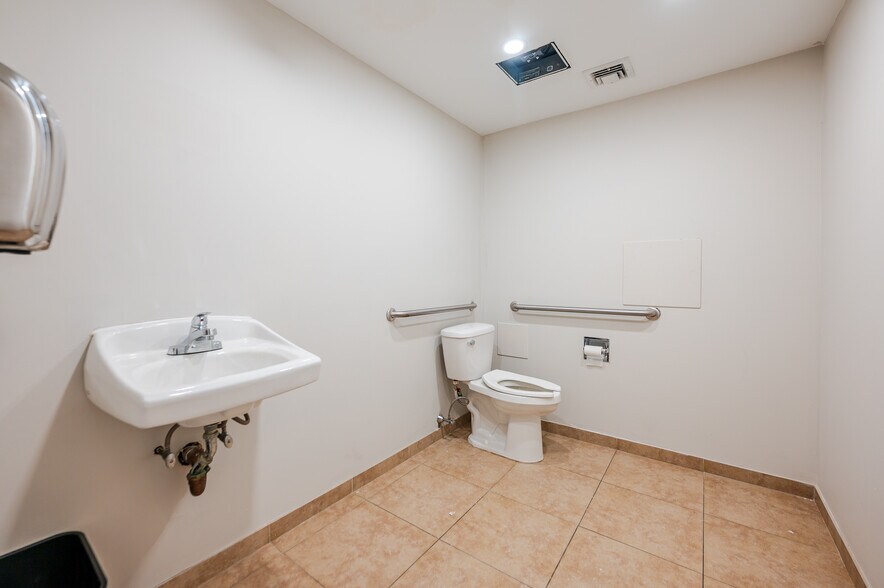 More Photos Of 4 Weber Ave, Malverne Storefront Retail Office For Lease