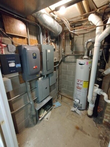 More Photos Of 474 Summit St, Elgin Office For Lease