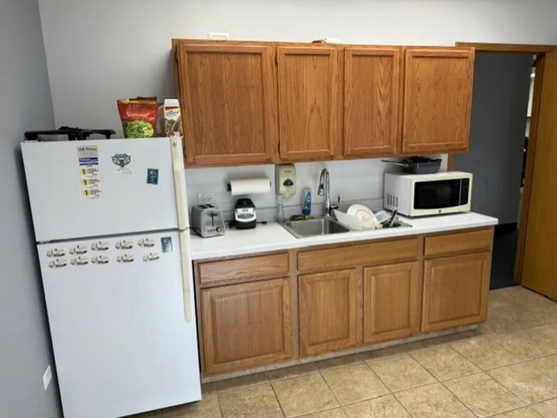 More Photos Of 820 E Terra Cotta Ave, Crystal Lake Office For Sale