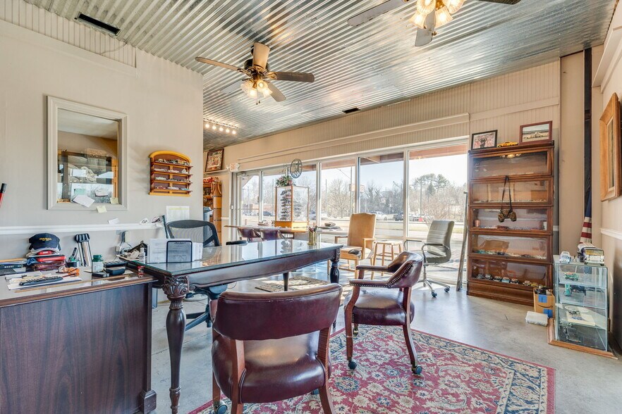 More Photos Of 710 Volunteer Pky, Bristol Storefront Retail Office For Sale