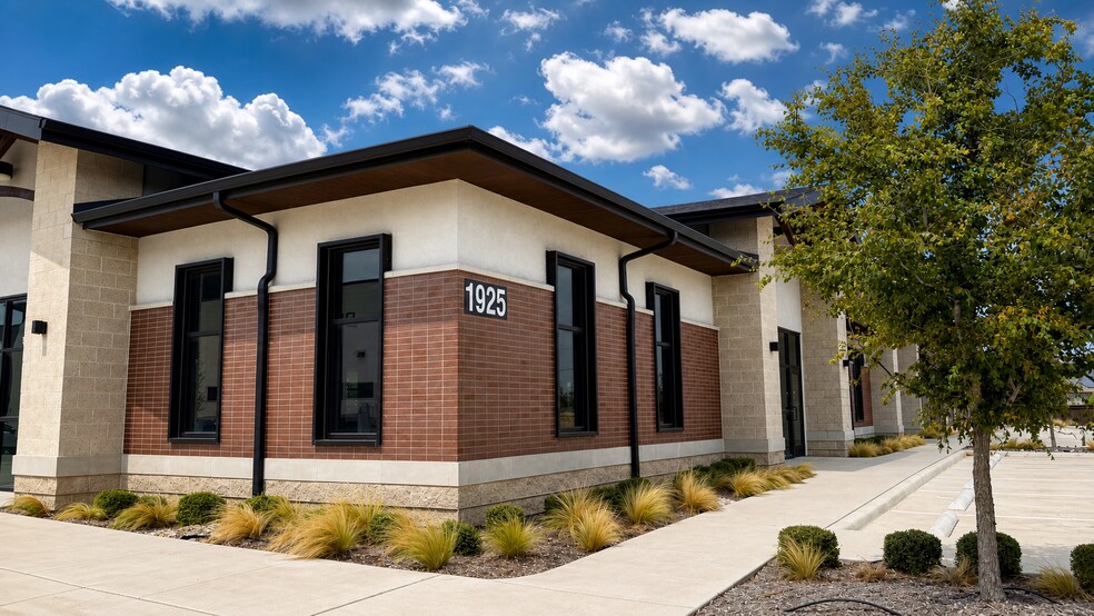 More Photos Of 1901 Heritage Trace Pky, Fort Worth Unknown For Lease