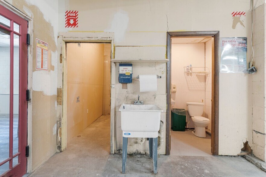 More Photos Of Post @ Post & Namcook Rds., North Kingstown Unknown For Lease