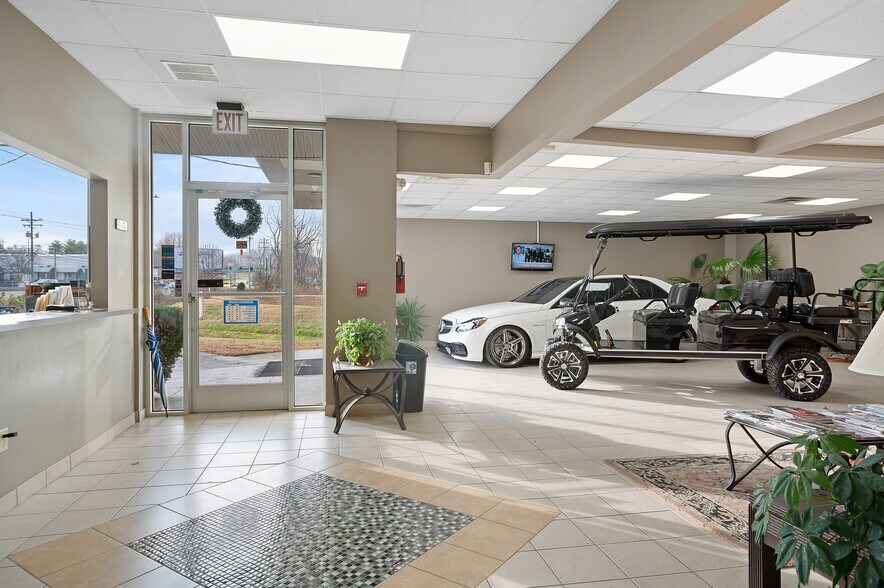 More Photos Of 2000 Columbia Ave, Franklin Freestanding For Lease