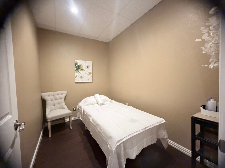 More Photos Of 2313 Roosevelt Dr, Dwg Office For Sale