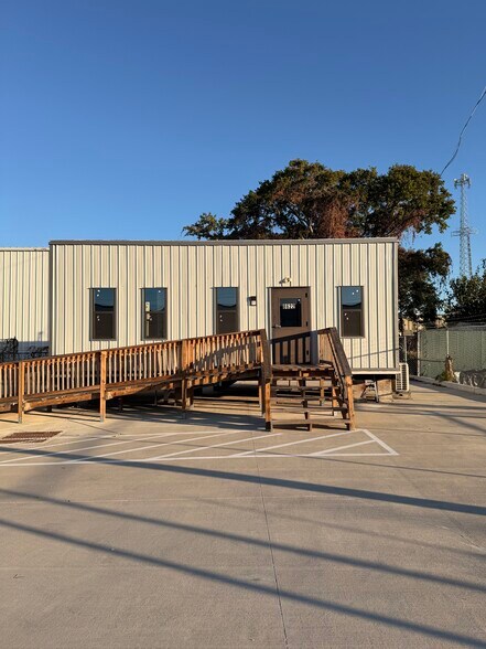 More Photos Of 8622 Lipan Rd, Houston Freestanding For Lease