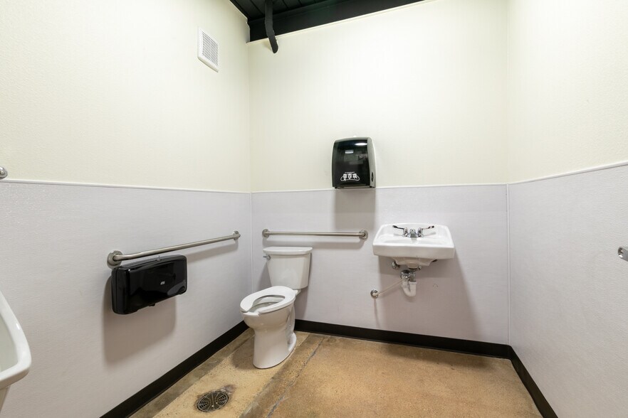 More Photos Of 609 112th St, Arlington Manufacturing For Lease