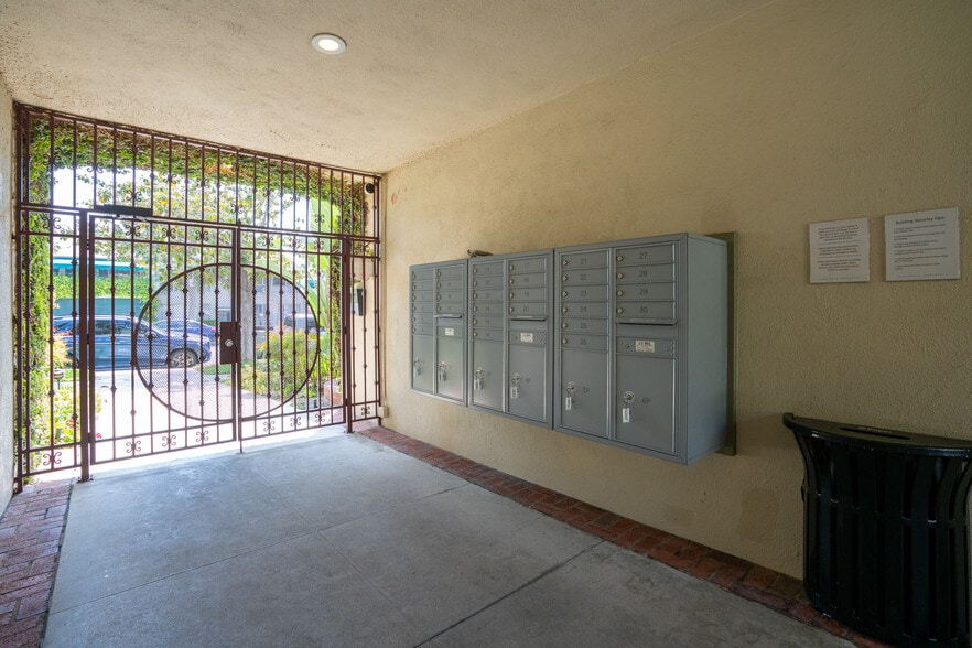 More Photos Of 1633 N Laurel Ave, Los Angeles Apartments For Sale