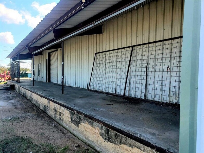 More Photos Of 1209 Bessemer Ave, Llano Light Distribution For Sale