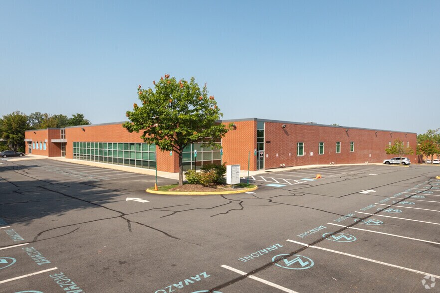 Primary Photo Of 45685 Oakbrook Ct, Sterling Flex For Lease