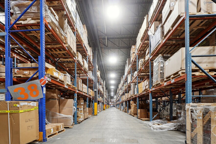 More Photos Of 1675 Boul de Montarville, Boucherville Warehouse For Lease