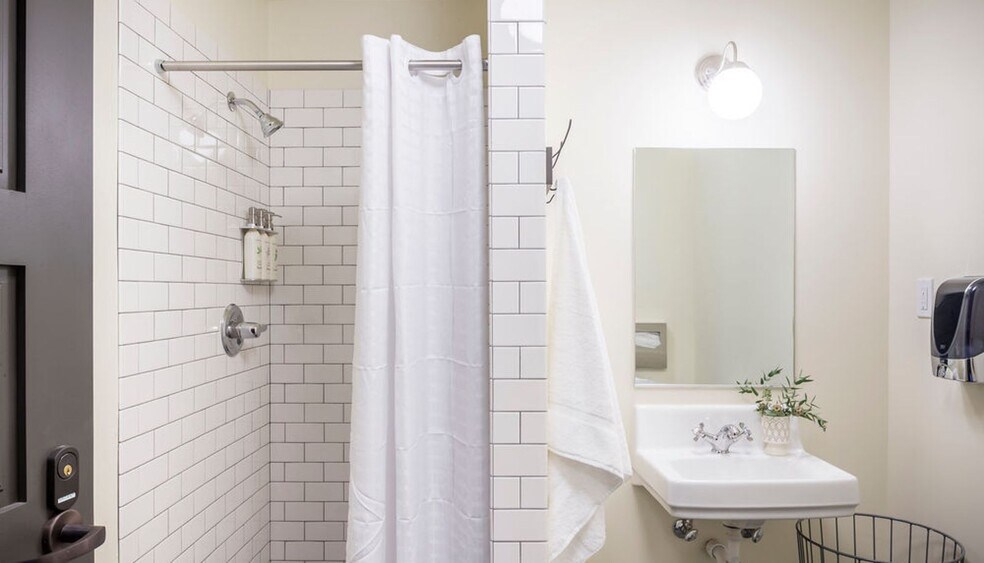 More Photos Of 203-209 NW 3rd Ave, Portland Hotel For Sale