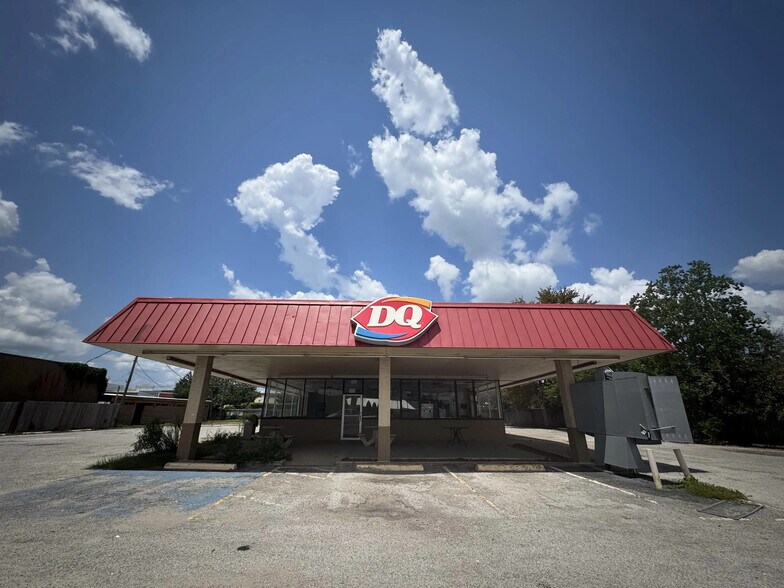 Primary Photo Of 104 E Highway 90, Dayton Fast Food For Lease