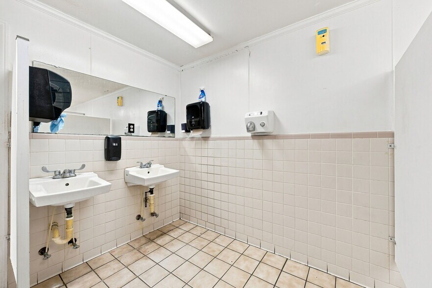 More Photos Of 346 W Jones St, Trenton Service Station For Lease