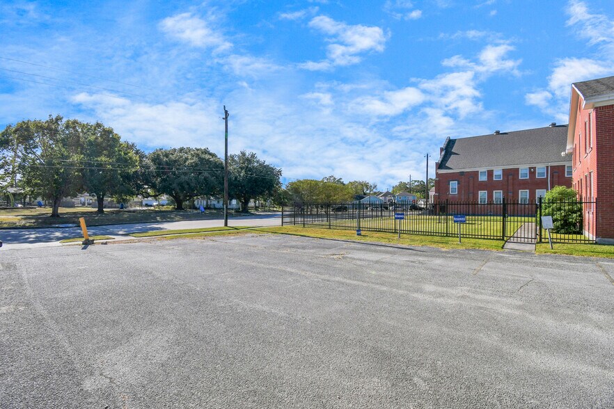 More Photos Of 2728 Kentucky St, Baytown Religious Facility For Sale