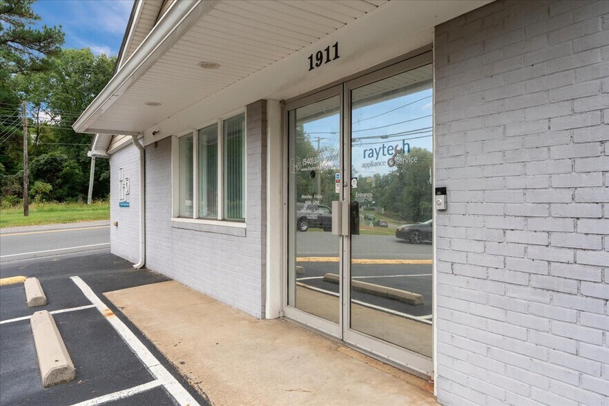 More Photos Of 1911 Dixon St, Fredericksburg Freestanding For Sale