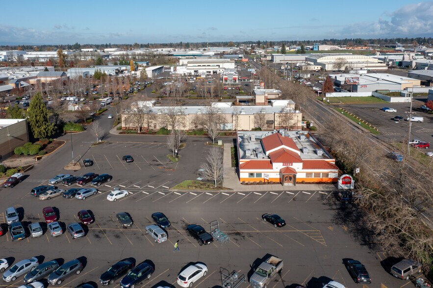 More Photos Of 950 Seneca Rd, Eugene Restaurant For Lease