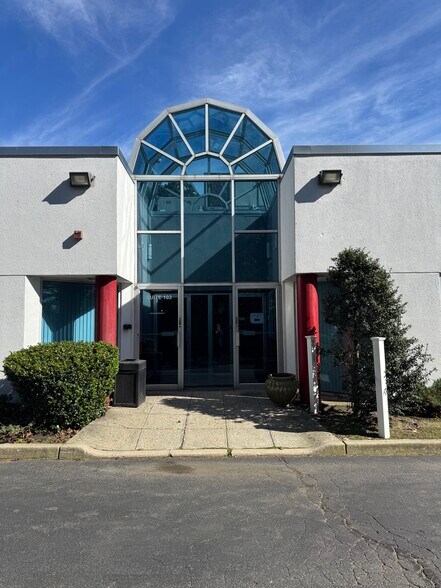 More Photos Of 300 Corporate Plz, Islandia Office For Lease