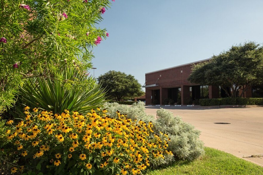 More Photos Of 3418 Midcourt Rd, Carrollton Showroom For Lease