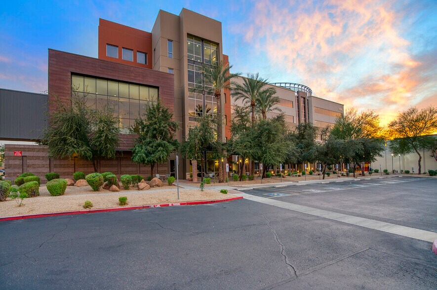 More Photos Of 9305 W Thomas Rd, Phoenix Medical For Lease