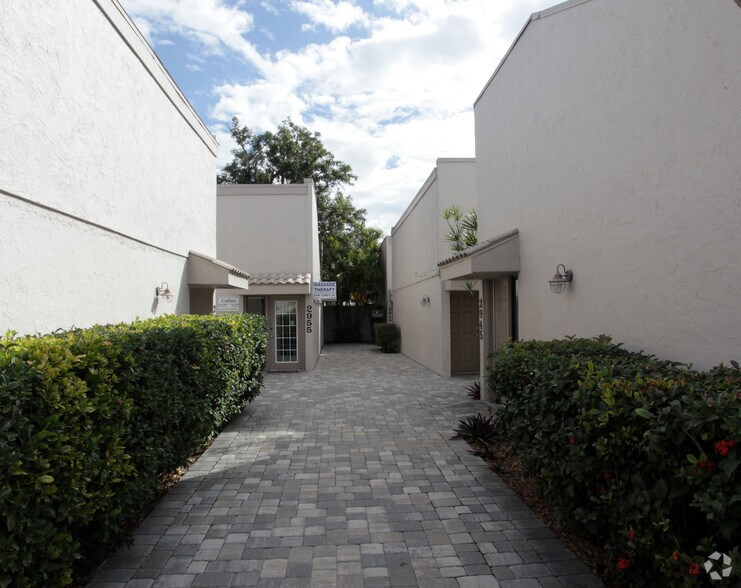 More Photos Of 2945-2963 Bee Ridge Rd, Sarasota Office For Lease