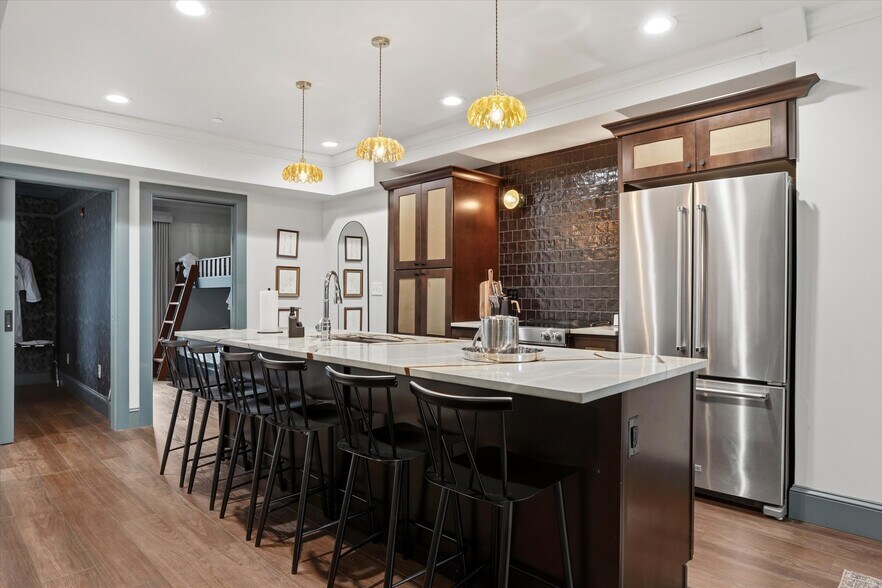 More Photos Of 140 N 2nd St, Philadelphia Hotel For Sale