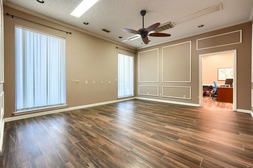 More Photos Of 6812 Avenue K, Plano Flex For Lease