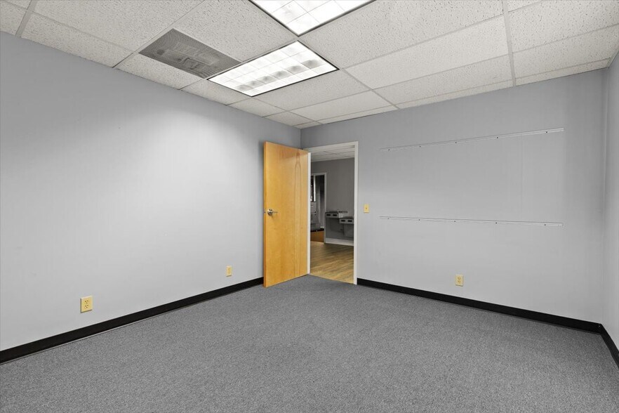 More Photos Of 617 Mulberry St, Elizabethtown Office For Sale