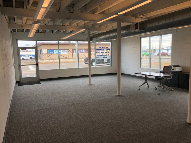 More Photos Of 5213 W Broadway Ave, Minneapolis Auto Dealership For Lease